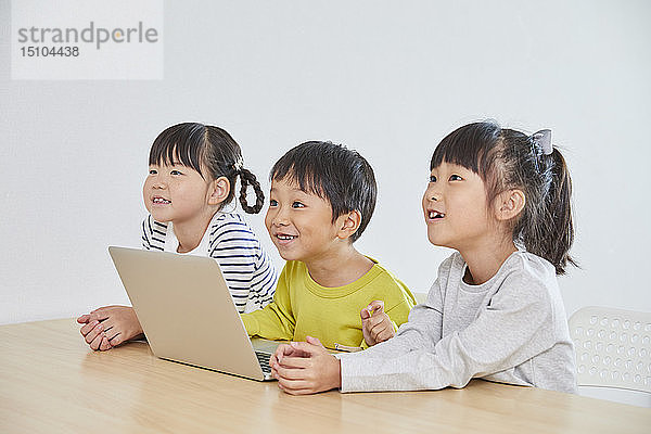 Japanische Kinder üben sich im Programmieren