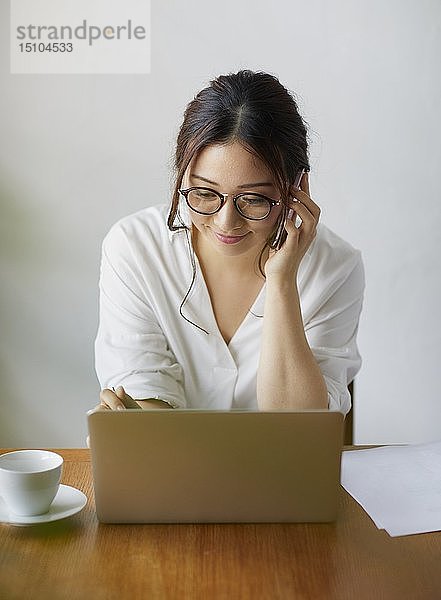 Japanerin arbeitet in einem Café