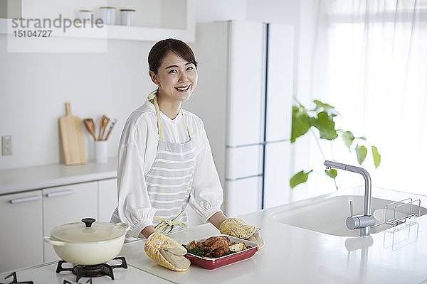 Japanerin in der Küche