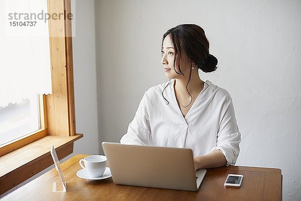 Japanerin arbeitet in einem Café