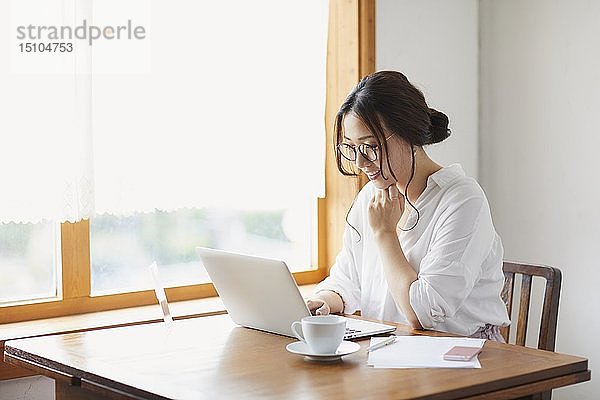 Japanerin arbeitet in einem Café