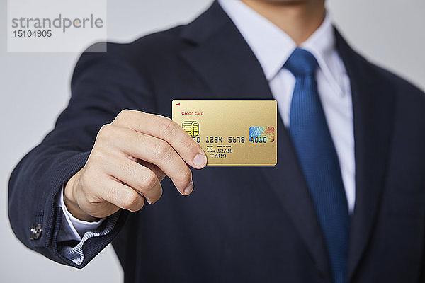 Japanischer Mann mit Kreditkarte