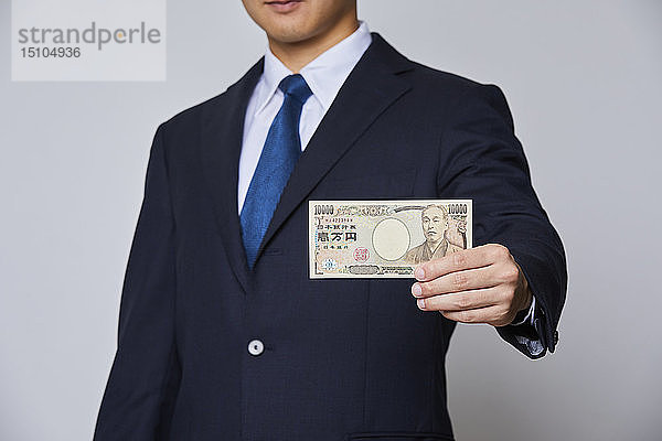 Japanischer Mann hält Geldscheine