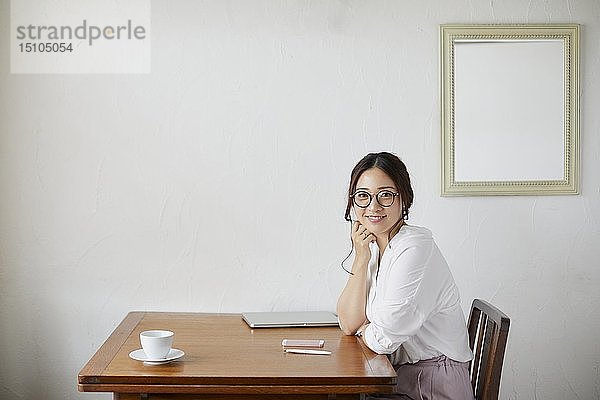 Japanerin arbeitet in einem Café