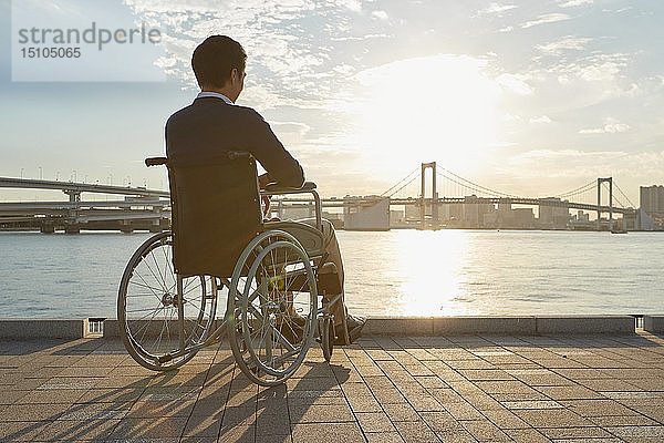 Japanischer junger Mann im Rollstuhl