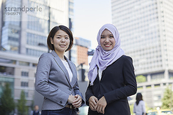Japanische und südostasiatische Geschäftsfrauen