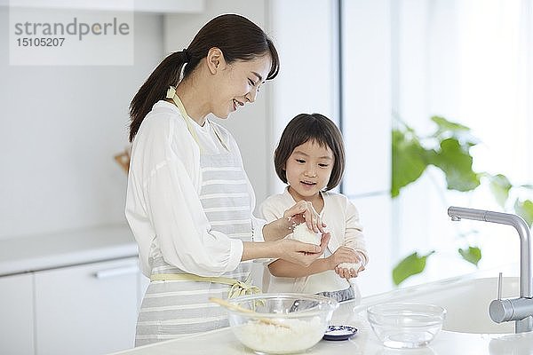 Japanerin mit Tochter in der Küche