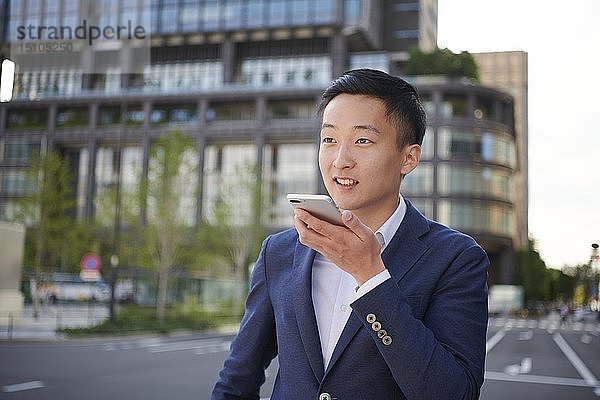 Junger japanischer Geschäftsmann in der Innenstadt von Tokio
