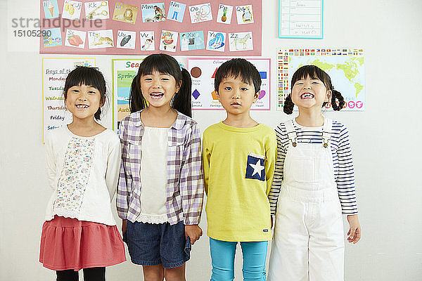 Japanische Kinder im Klassenzimmer