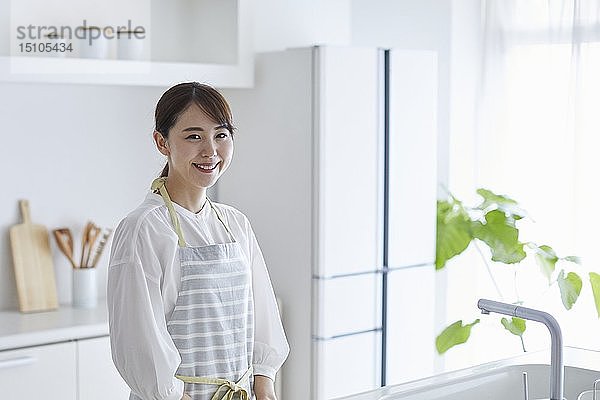 Japanerin in der Küche