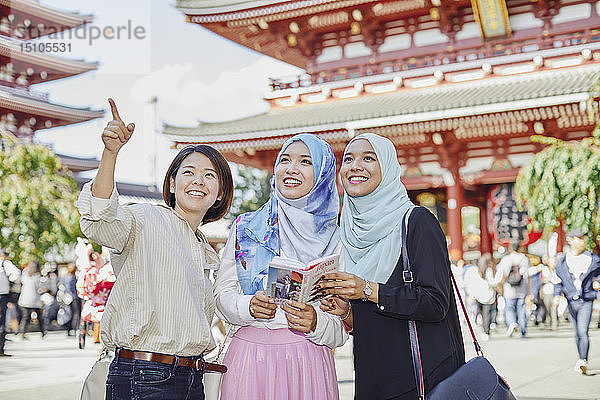 Junge südostasiatische Frauen beim Sightseeing in Tokio