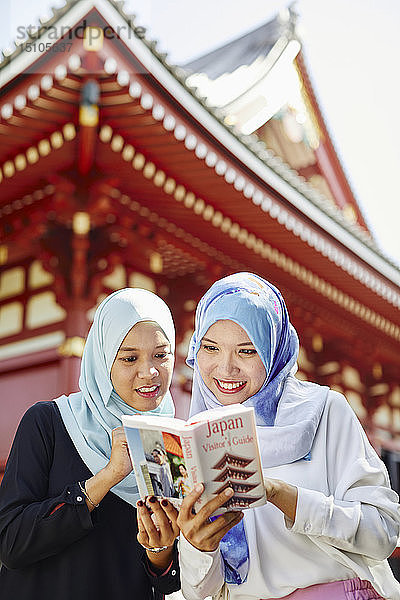 Junge südostasiatische Frauen beim Sightseeing in Tokio