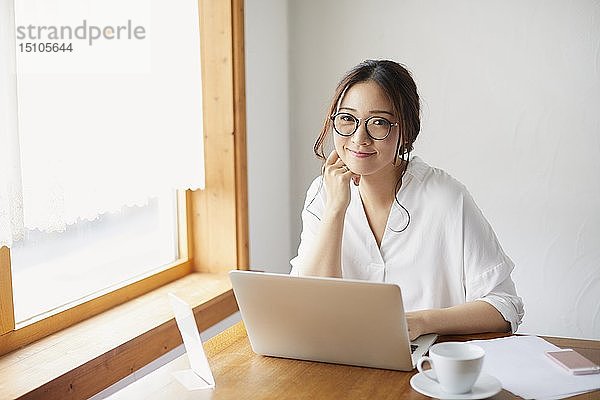 Japanerin arbeitet in einem Café