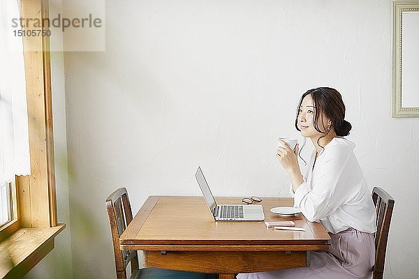 Japanerin arbeitet in einem Café