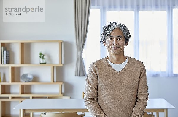 Japanische Seniorin zu Hause
