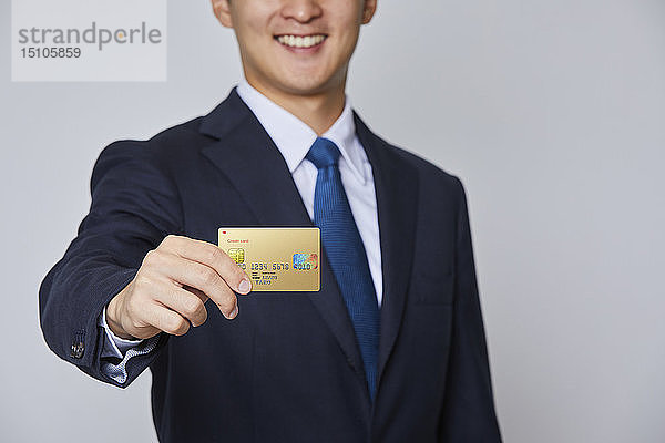Japanischer Mann mit Kreditkarte