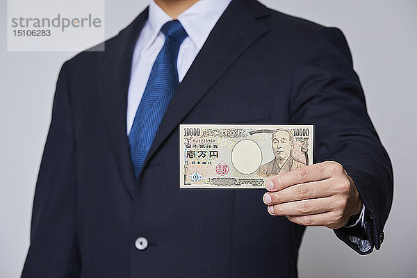 Japanischer Mann hält Geldscheine