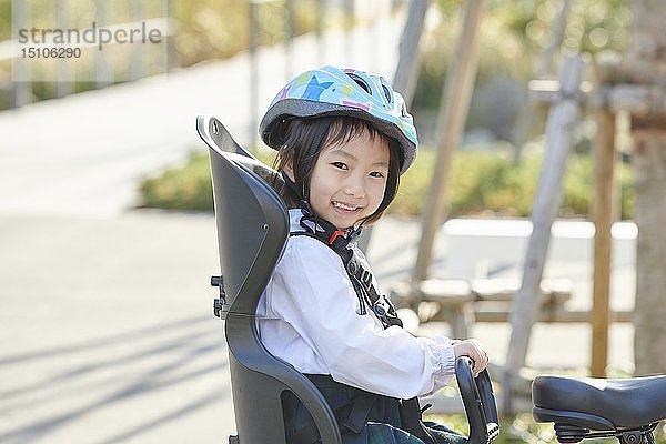 Japanisches Kind auf einem Fahrrad