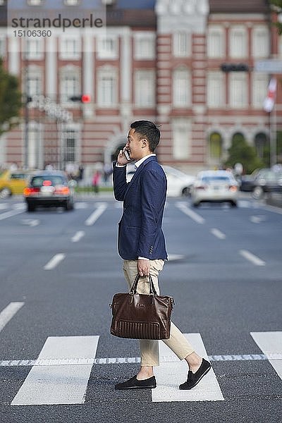 Junger japanischer Geschäftsmann in der Innenstadt von Tokio