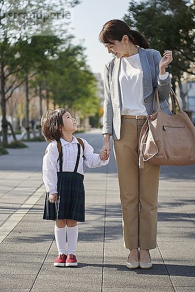 Japanische Mutter und Kind