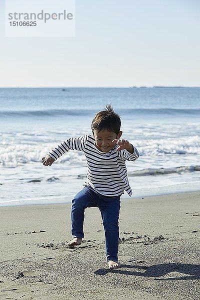 Japanisches Kind am Strand