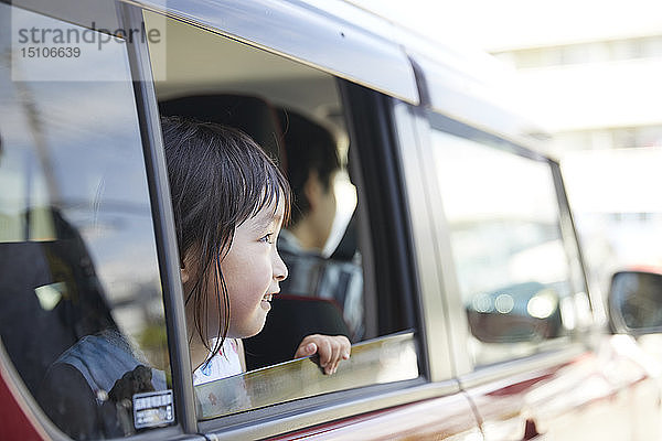 Japanisches Kind in einem Auto