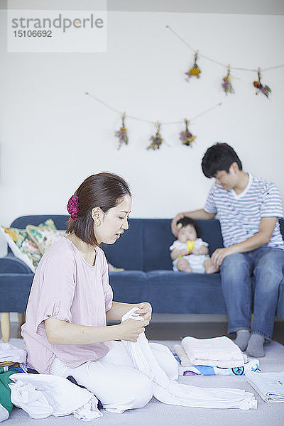 Japanische Familie zu Hause