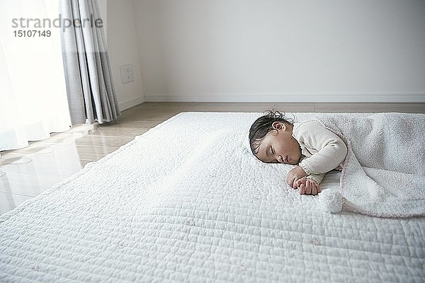 Japanisches Kleinkind schläft zu Hause