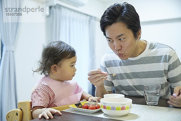 Japanisches Kind mit Vater zu Hause