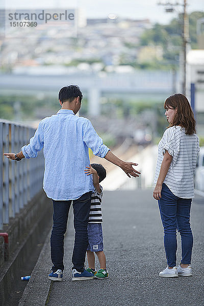 Japanische Familie im Freien
