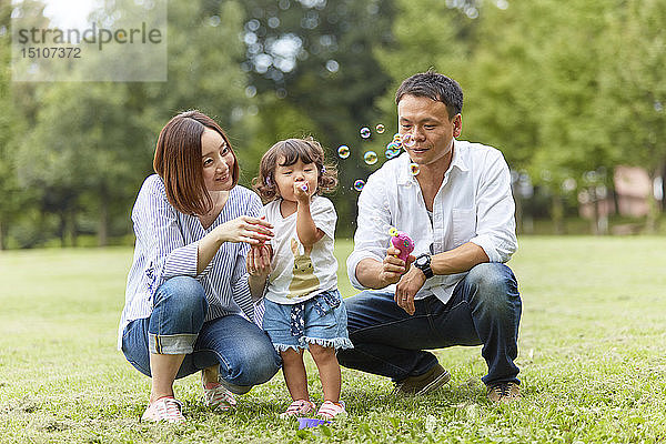 Japanische Familie in einem Stadtpark