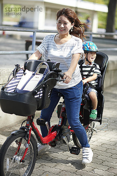 Japanische Mutter und Kind fahren Fahrrad