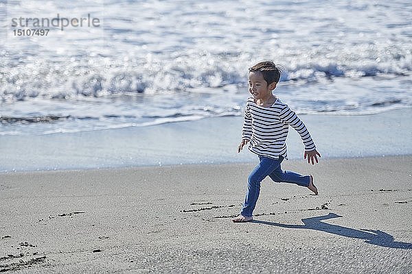 Japanisches Kind am Strand