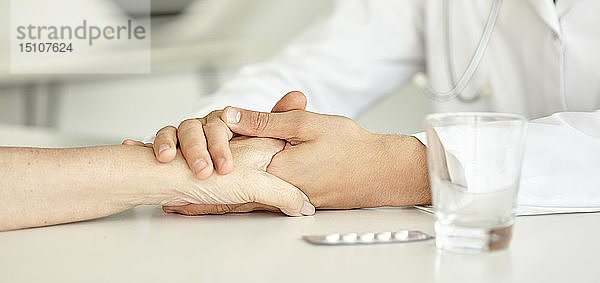 Nahaufnahme eines Arztes  der die Hand eines Patienten hält