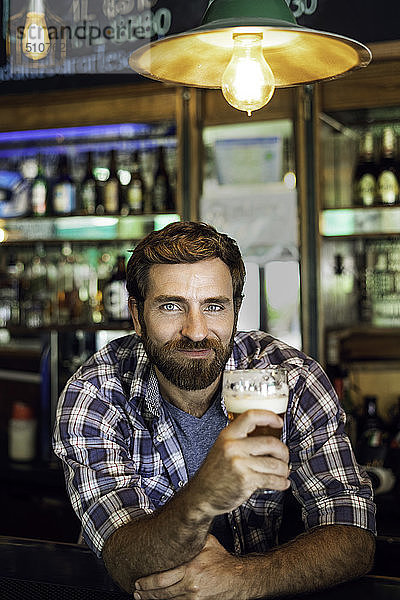 Porträt eines Mannes mit Bierglas
