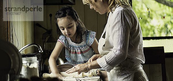 Enkelin und Großmutter bereiten Essen zu