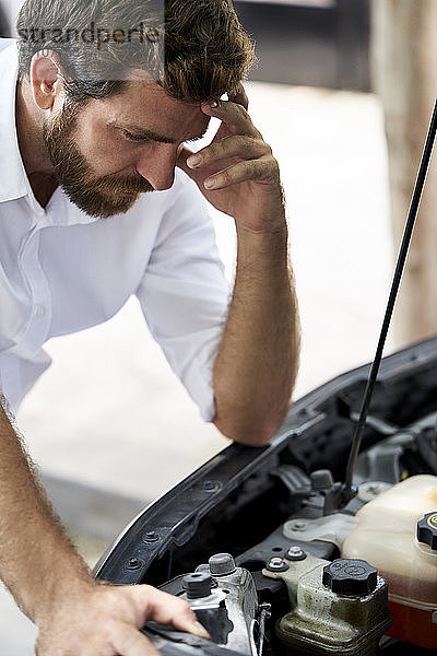 Mann schaut auf Automotor