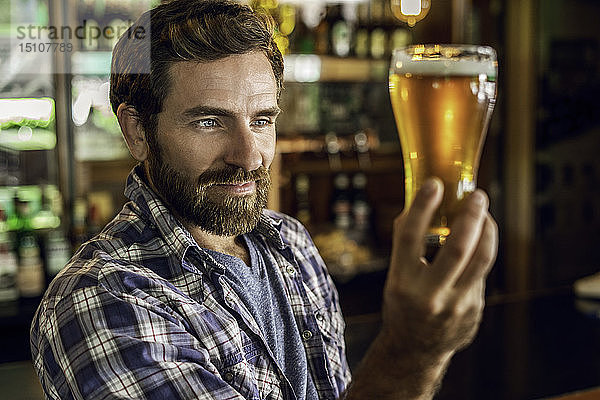 Mann schaut auf Bierglas