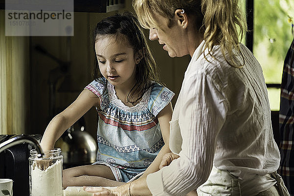 Enkelin und Großmutter bereiten Essen zu