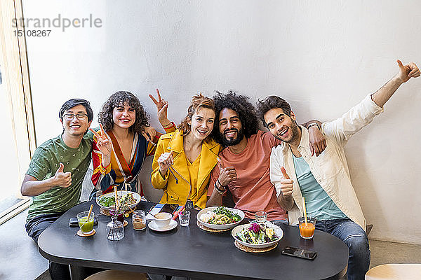 Porträt einer glücklichen Gruppe von Freunden in einem Restaurant