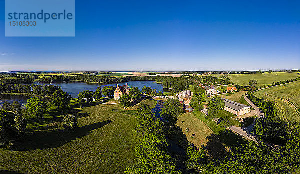 Deutschland  Mecklenburg-Vorpommern  Mecklenburgische Seenplatte  Schwinkendorf  Luftaufnahme des Ulrichshuser Sees und des Schlosses Ulrichshusen