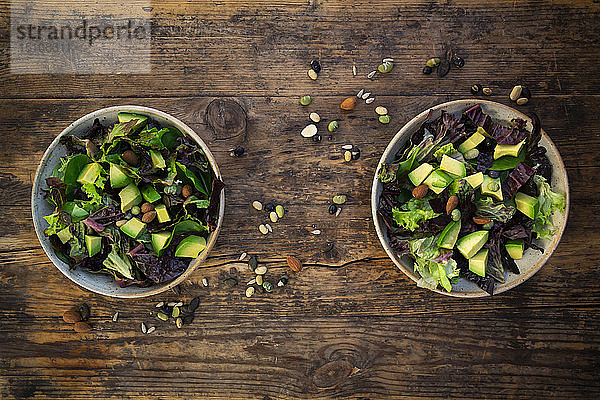 Verschiedene Blattsalate mit Avocado  gerösteten Samen  Mandeln und Sojabohnen
