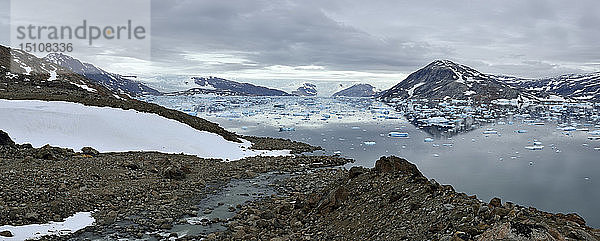 Grönland  Ostgrönland  Panoramablick auf den Johan Petersens Fjord