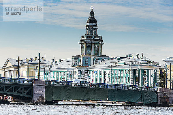 Kolonialgebäude auf der Nehrung der Wassiljewski-Insel von der Newa aus gesehen  St. Petersburg  Russland