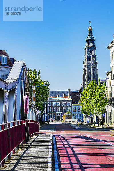 Zeeland  Middelburg  Brücke und Kirchturm der Nieuwe Kerk
