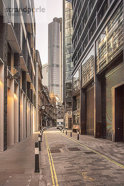 Großbritannien  London  schmale Straße im Finanzbezirk der City of London mit Wolkenkratzern im Hintergrund