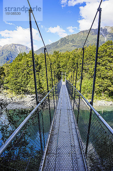 Hängebrücke  Blue Pools  Haast Pass  Südinsel  Neuseeland