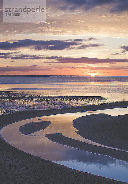 Sonnenaufgang über der Nordsee  Sylt  Deutschland