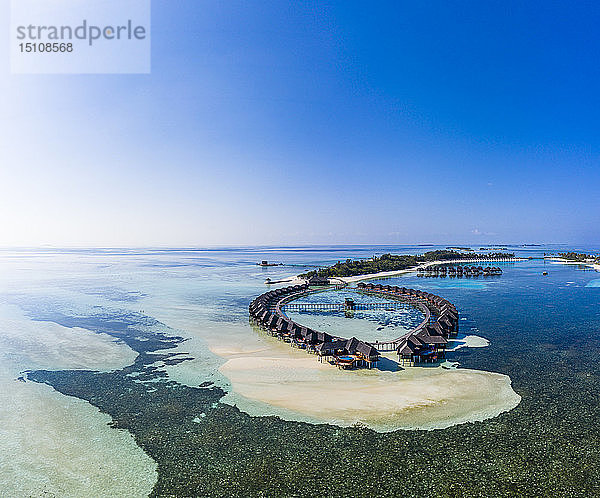 Luftaufnahme über Olhuveli mit Wasserbungalows  Süd Male Atoll  Malediven