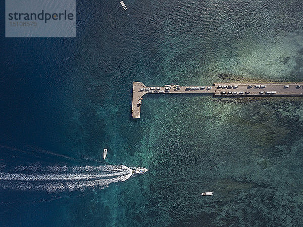 Luftaufnahme von Autos am Pier  Insel Nusa Penida  Bali  Indonesien